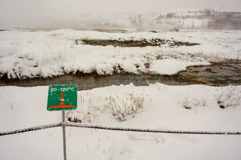 De Temperatuur op Dit Geothermische Gebied zou tot 100 Graden kunnen zijn, hoewel het de Wintertijd is en alles in Sneeuw Behande stock foto De Temperatuur op Dit Geothermische Gebied zou tot 100 Graden kunnen zijn, hoewel het de Wintertijd is en alles in Sneeuw Behande stock foto
