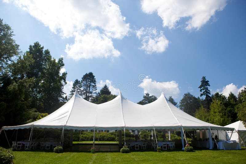 De tent van het huwelijk met blauwe hemel royalty-vrije stock afbeelding De tent van het huwelijk met blauwe hemel royalty-vrije stock afbeelding