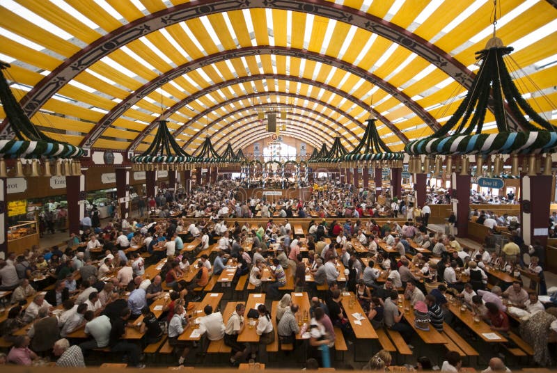 De Tent van Oktoberfest stock afbeelding De Tent van Oktoberfest stock afbeelding