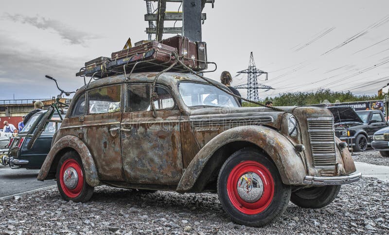 De tentoonstelling van St. Petersburg van auto's retro oude auto De sovjet autoindustrie royalty-vrije stock fotografie De tentoonstelling van St. Petersburg van auto's retro oude auto De sovjet autoindustrie royalty-vrije stock fotografie