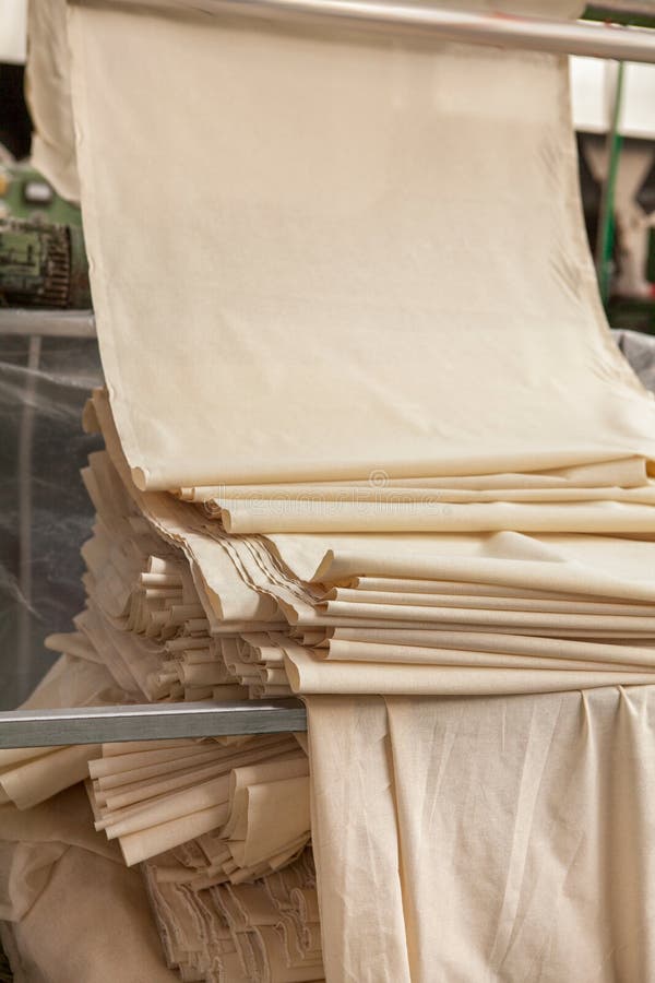 De textielindustrie wevende en scheeftrekkende stof, vezel, katoenen produ stock foto's De textielindustrie wevende en scheeftrekkende stof, vezel, katoenen produ stock foto's