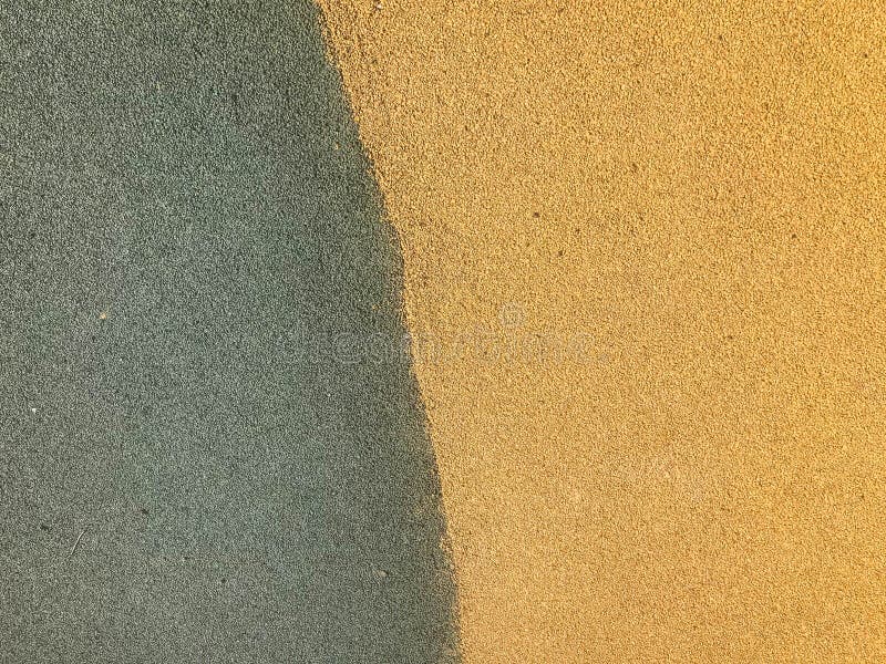 De textuur is groen en geel van zachte beschermende rubber, rubberdiekruimel voor veiligheid voor speelplaatsen, training wordt g stock foto's De textuur is groen en geel van zachte beschermende rubber, rubberdiekruimel voor veiligheid voor speelplaatsen, training wordt g stock foto's
