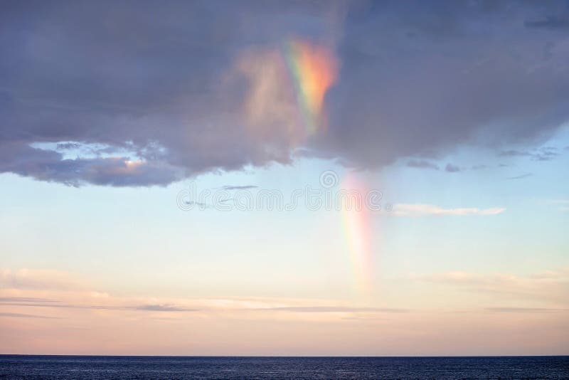 De textuur van hemelwolken met regenboog, achtergrond Dramatische hemelwolk