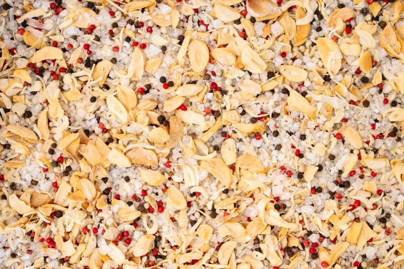 De textuur van kruiden mengt zich en overzees zout close-up, kruid of kruiden als achtergrond Zwarte peper, Spaanse peper royalty-vrije stock afbeelding De textuur van kruiden mengt zich en overzees zout close-up, kruid of kruiden als achtergrond Zwarte peper, Spaanse peper royalty-vrije stock afbeelding
