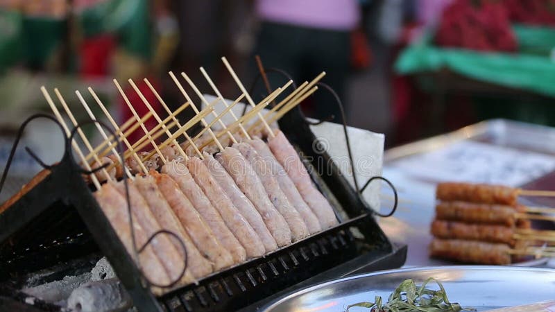 De Thaise grill van de stijlworst op een fornuis
