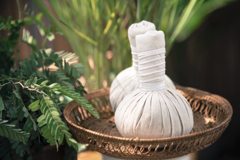 De Thaise Kruidenmassage van het Bal Hete Kompres stock foto De Thaise Kruidenmassage van het Bal Hete Kompres stock foto