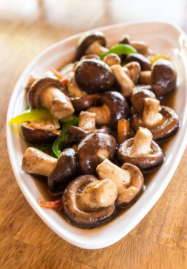 De Thaise vegetarische paddestoelen van voedselshiitake met sojasaus royalty-vrije stock foto's De Thaise vegetarische paddestoelen van voedselshiitake met sojasaus royalty-vrije stock foto's