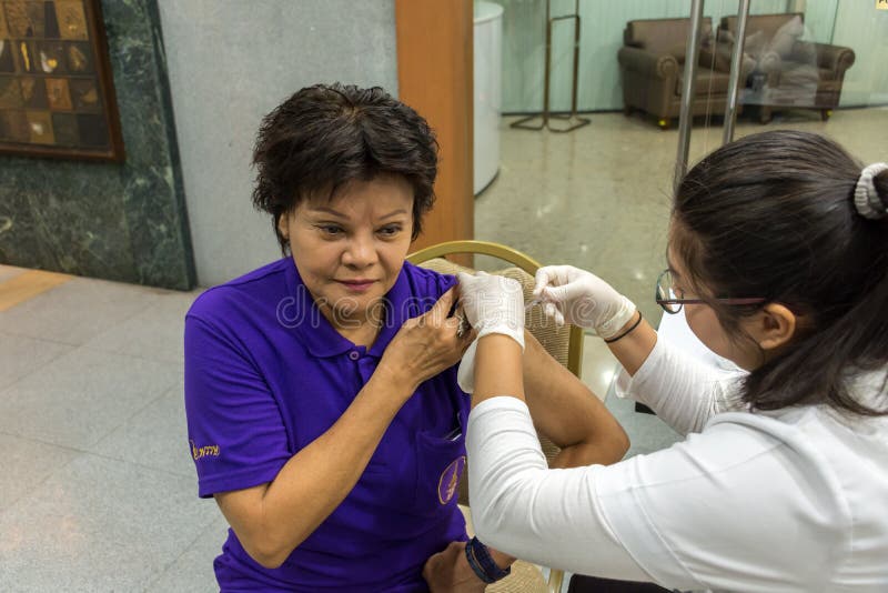 Thaise vrouwen worden gevaccineerd royalty-vrije stock fotografie