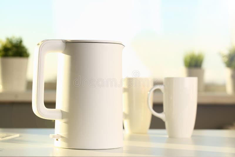 De theepot en twee in koppen zijn op de lijst voor stock afbeeldingen De theepot en twee in koppen zijn op de lijst voor stock afbeeldingen