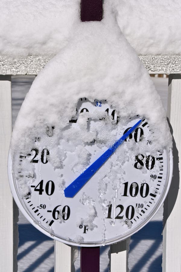 De thermometer door sneeuw wordt behandeld leest 60 graden die stock fotografie De thermometer door sneeuw wordt behandeld leest 60 graden die stock fotografie