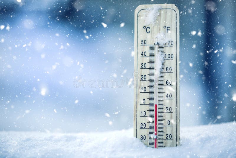 De thermometer op sneeuw toont lage temperaturen - nul Lage temperatu