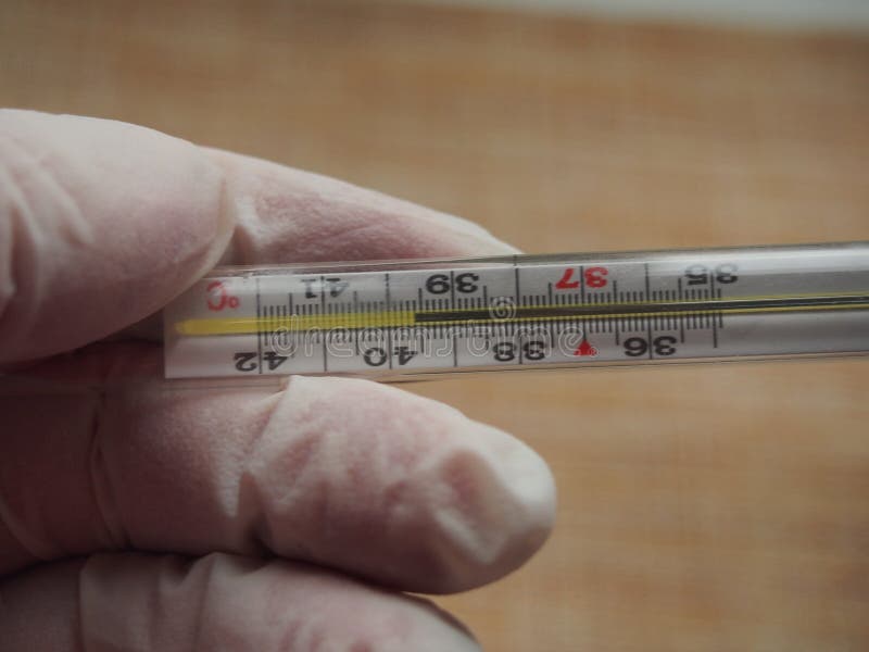 Grootste pack Encyclopedie De Thermometer Vertoont Een Hoge Lichaamstemperatuur. Koorts 396 Graden  Celsius. De Thermometer Wordt Met De Hand in Een Rubberen Stock Foto -  Image of ziekenhuis, graad: 179325864