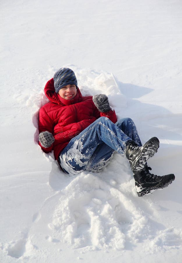 De Tiener die van de jongen in de Sneeuw vallen stock afbeelding De Tiener die van de jongen in de Sneeuw vallen stock afbeelding