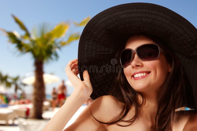 De tienermeisje van het de zomerstrand vrolijk in Panama en zonnebril