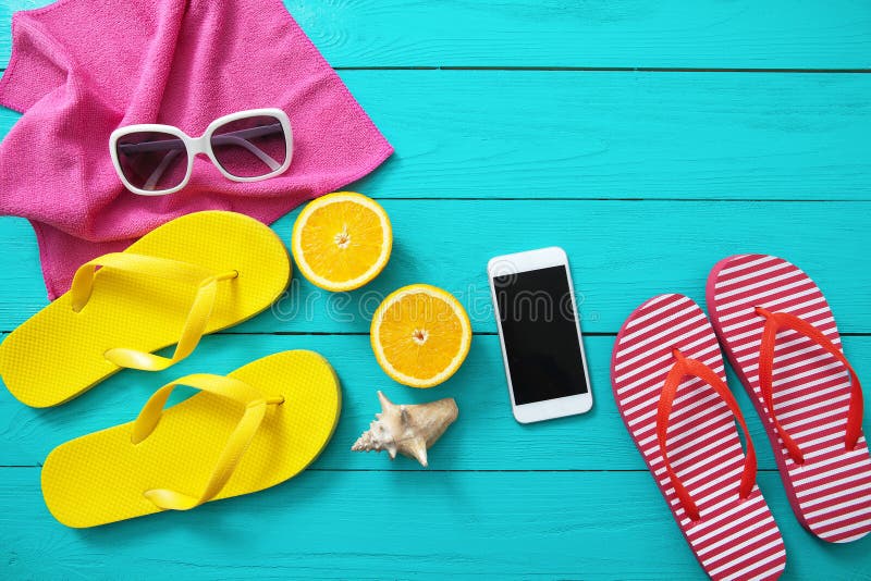 De tijd van de de zomerpret, strandtoebehoren en mobiele telefoon Blauwe houten achtergrond Hoogste mening en exemplaarruimte royalty-vrije stock foto's De tijd van de de zomerpret, strandtoebehoren en mobiele telefoon Blauwe houten achtergrond Hoogste mening en exemplaarruimte royalty-vrije stock foto's