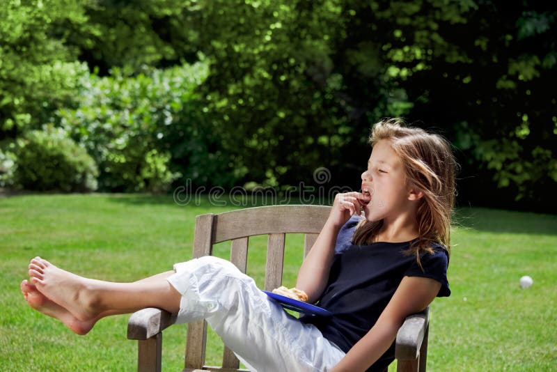 De tijd van de snack voor jong meisje royalty-vrije stock foto's De tijd van de snack voor jong meisje royalty-vrije stock foto's
