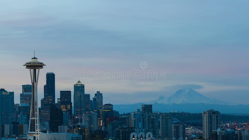 De tijdtijdspanne van wolken en zonsopgang over Seattle WA met sneeuw behandelde MT regenachtiger