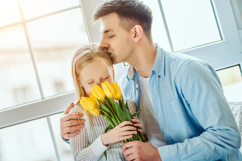 De todos os nomes eu tenho, paizinho sou meu favorito Filha e pai que sentam-se junto na soleira em casa Terra arrendada da crian fotografia de stock royalty free De todos os nomes eu tenho, paizinho sou meu favorito Filha e pai que sentam-se junto na soleira em casa Terra arrendada da crian fotografia de stock royalty free