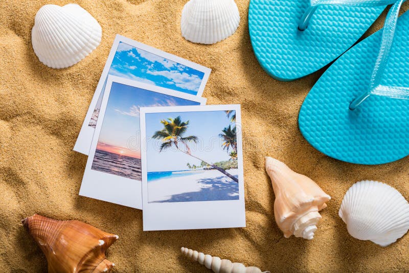 De Toebehoren van de de zomervakantie op Sandy Beach stock afbeelding De Toebehoren van de de zomervakantie op Sandy Beach stock afbeelding