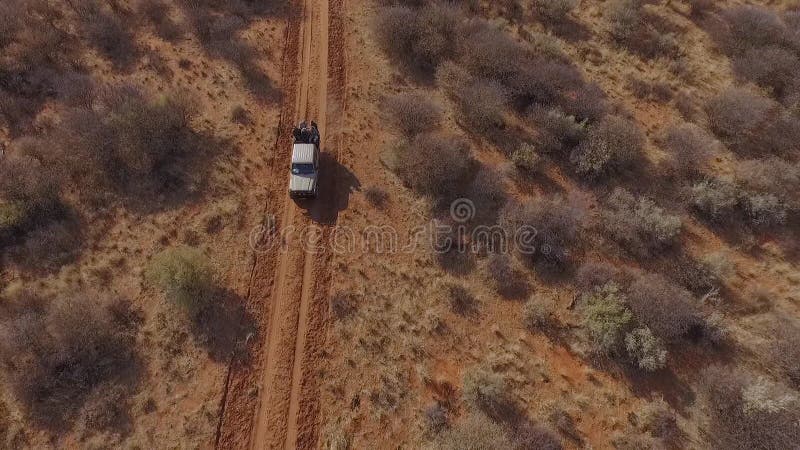 De toeristen berijden in de boomstam van een jeep in Afrika