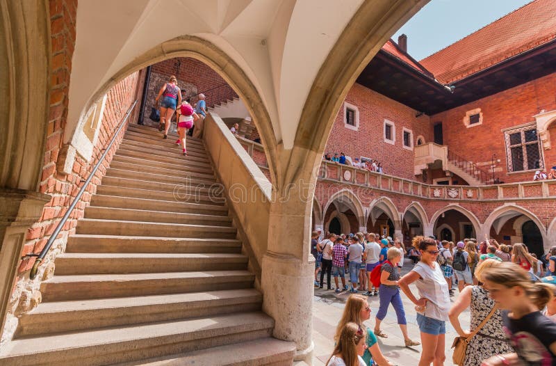De toeristen bezoeken Collegium maius-Jagiellonian universitair-Krakau (Krakau) - Polen royalty-vrije stock afbeeldingen De toeristen bezoeken Collegium maius-Jagiellonian universitair-Krakau (Krakau) - Polen royalty-vrije stock afbeeldingen