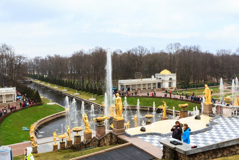 De toeristen bezoeken de Peterhof-Paleistuin, St. Petersburg stock afbeelding De toeristen bezoeken de Peterhof-Paleistuin, St. Petersburg stock afbeelding