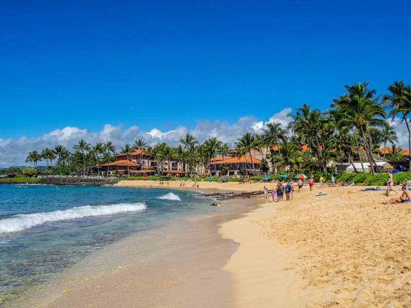 De toeristen en de plaatselijke bewoners genieten Poipu-van Strand, Kauai royalty-vrije stock afbeeldingen De toeristen en de plaatselijke bewoners genieten Poipu-van Strand, Kauai royalty-vrije stock afbeeldingen
