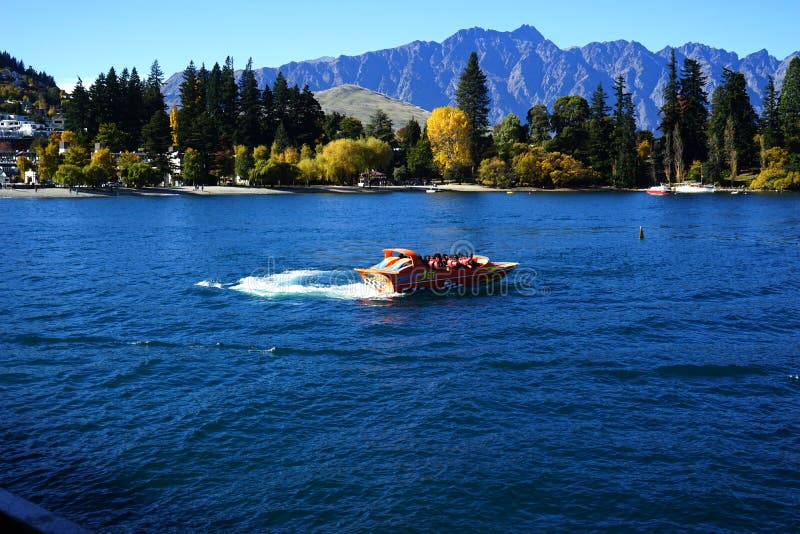De toeristen genieten van een rit van de hoge snelheids straalboot op de Shotover-Rivier in Queenstown, Nieuw Zeeland royalty-vrije stock fotografie De toeristen genieten van een rit van de hoge snelheids straalboot op de Shotover-Rivier in Queenstown, Nieuw Zeeland royalty-vrije stock fotografie