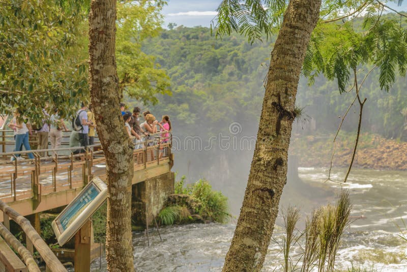 De toeristen in Iguazu parkeren bij Argentijnse Grens