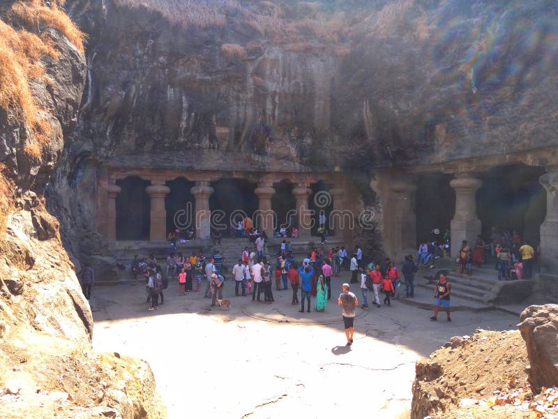 De toeristen kwamen uit Lange afstand Elephanta-Hol bezoeken, Gelegen aan Eiland dichtbij Mumbai stock fotografie De toeristen kwamen uit Lange afstand Elephanta-Hol bezoeken, Gelegen aan Eiland dichtbij Mumbai stock fotografie