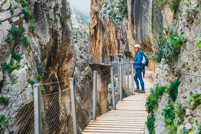 De toeristen lopen langs Gr Caminito del Rey, Malaga, Spanje stock afbeeldingen De toeristen lopen langs Gr Caminito del Rey, Malaga, Spanje stock afbeeldingen