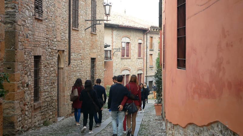 De toeristengang van castellarquatoitalië in de typische straat van het dorp