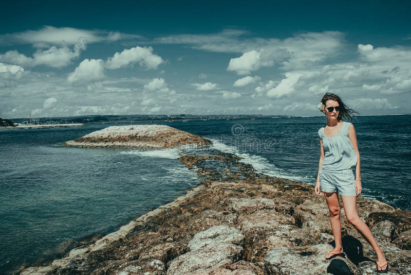 De toeristenvrouw geniet van vakantie op Kuta-strand De reiziger van Bali Onderzoek het mooie landschap van Indonesië De mensen r stock foto's De toeristenvrouw geniet van vakantie op Kuta-strand De reiziger van Bali Onderzoek het mooie landschap van Indonesië De mensen r stock foto's