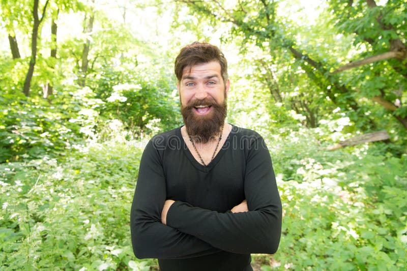 De toevallige pasvormen hem beste Gelukkige hipster in toevallige en op z'n gemak uitrusting die wapens houden kruisten op natuur royalty-vrije stock fotografie De toevallige pasvormen hem beste Gelukkige hipster in toevallige en op z'n gemak uitrusting die wapens houden kruisten op natuur royalty-vrije stock fotografie
