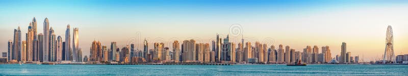 De Toevluchtpanorama van het Jumeirahstrand, Doubai, Januari 2018 stock afbeelding De Toevluchtpanorama van het Jumeirahstrand, Doubai, Januari 2018 stock afbeelding