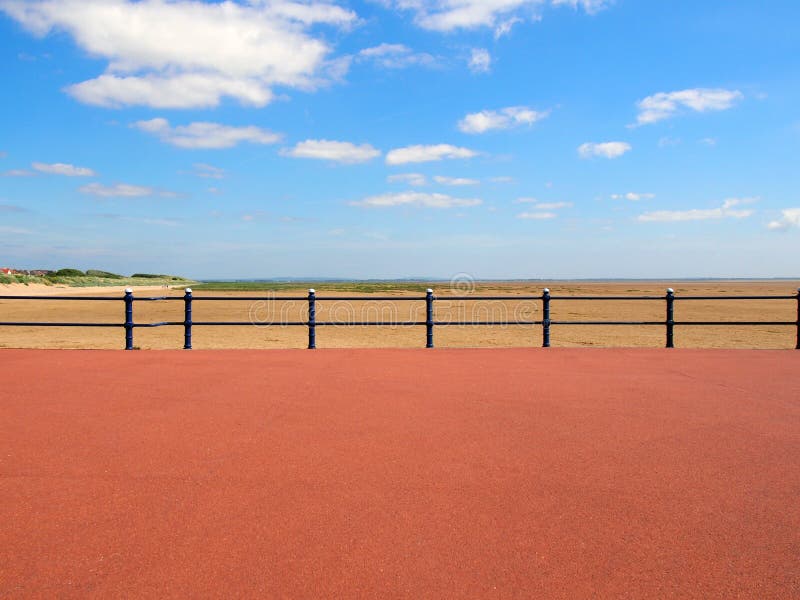 De toneelmening vormt het eind van de promenade in heilige annes op het overzees in lancashire met traliewerk voor het zandige st stock foto's De toneelmening vormt het eind van de promenade in heilige annes op het overzees in lancashire met traliewerk voor het zandige st stock foto's