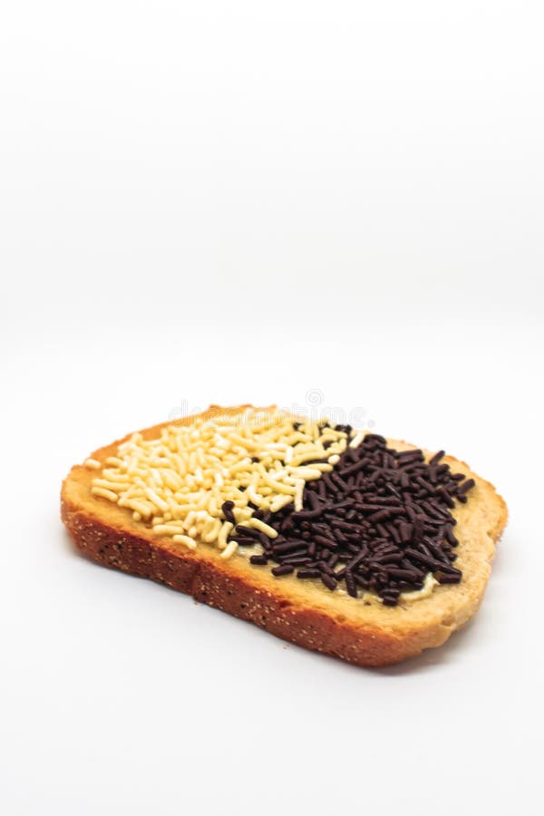 De toost met Nederlandse chocolade bestrooit op geïsoleerde witte achtergrond royalty-vrije stock afbeelding De toost met Nederlandse chocolade bestrooit op geïsoleerde witte achtergrond royalty-vrije stock afbeelding