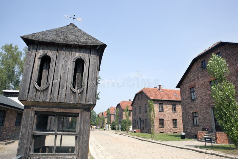 De toren en de barakken van de controle in kamp Auschwitz royalty-vrije stock afbeelding De toren en de barakken van de controle in kamp Auschwitz royalty-vrije stock afbeelding