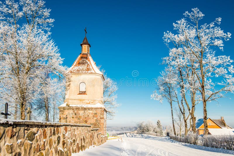 De toren van de kerk in de winter stock afbeelding De toren van de kerk in de winter stock afbeelding