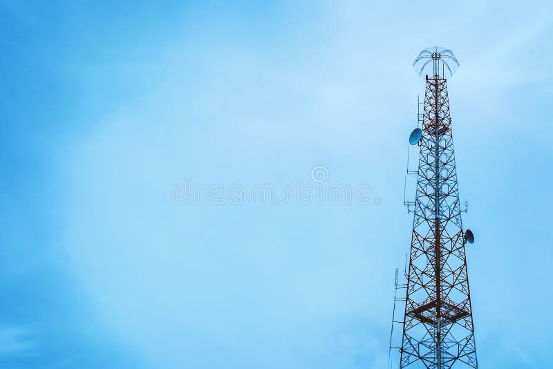 De toren van de telecommunicatie royalty-vrije stock afbeeldingen De toren van de telecommunicatie royalty-vrije stock afbeeldingen