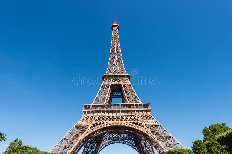De Toren van Eiffel van de Champ de Marstuinen in de zomer stock foto's De Toren van Eiffel van de Champ de Marstuinen in de zomer stock foto's
