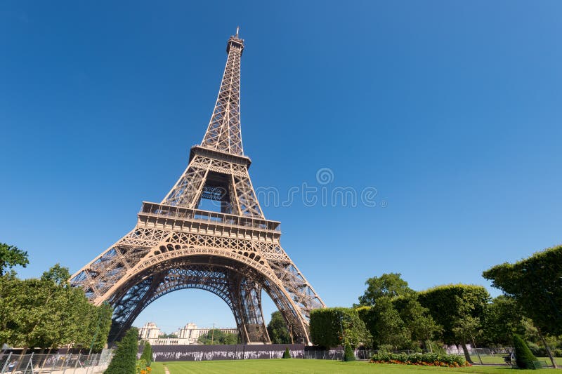 De Toren van Eiffel van de Champ de Marstuinen in de zomer stock afbeelding De Toren van Eiffel van de Champ de Marstuinen in de zomer stock afbeelding