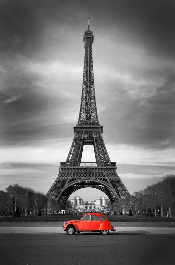 De Toren van Eiffel met oude Franse rode auto