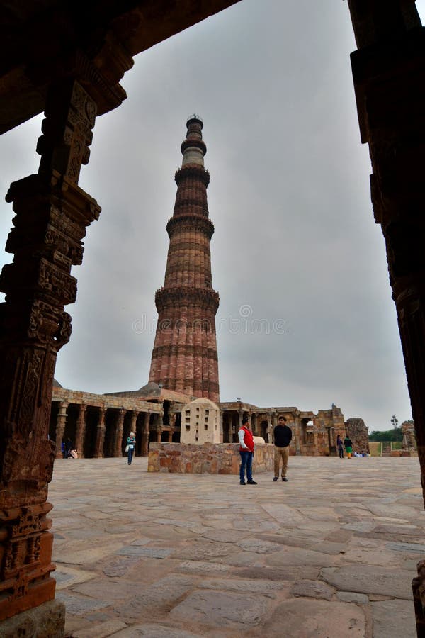 De toren van Minar van Qutb delhi India stock fotografie De toren van Minar van Qutb delhi India stock fotografie