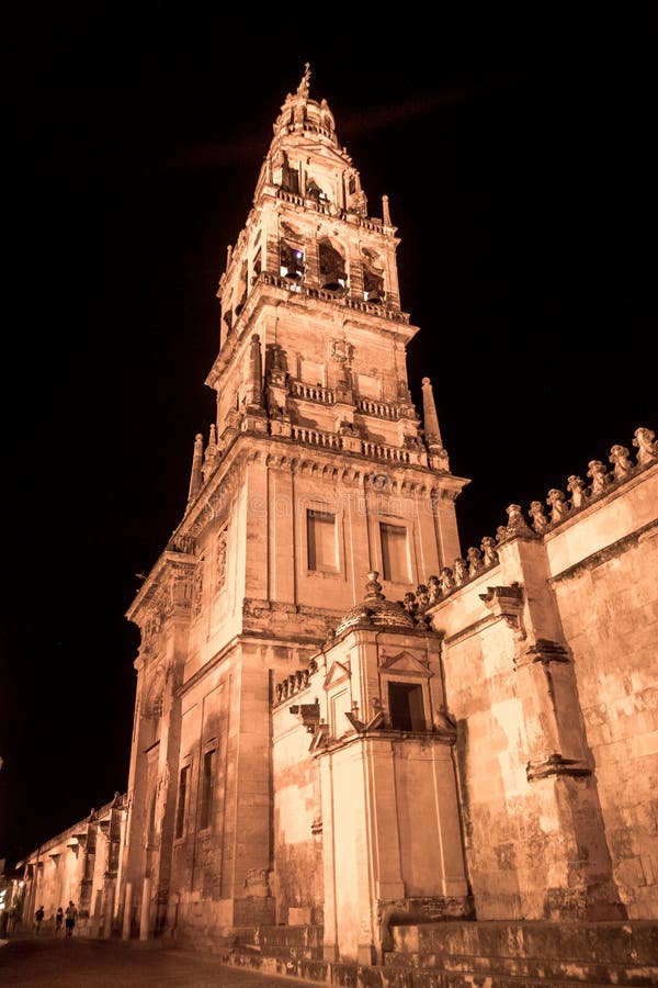 De toren van Moskee/Kathedraal van CÃ ³ rdoba, nachtmening royalty-vrije stock fotografie De toren van Moskee/Kathedraal van CÃ ³ rdoba, nachtmening royalty-vrije stock fotografie