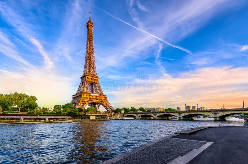 De Toren van Parijs Eiffel en rivierzegen bij zonsondergang in Parijs, Frankrijk