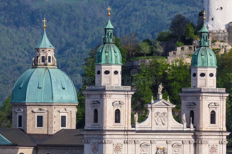 De Torens van de Kathedraal van Salzburg, Oostenrijk royalty-vrije stock afbeeldingen De Torens van de Kathedraal van Salzburg, Oostenrijk royalty-vrije stock afbeeldingen