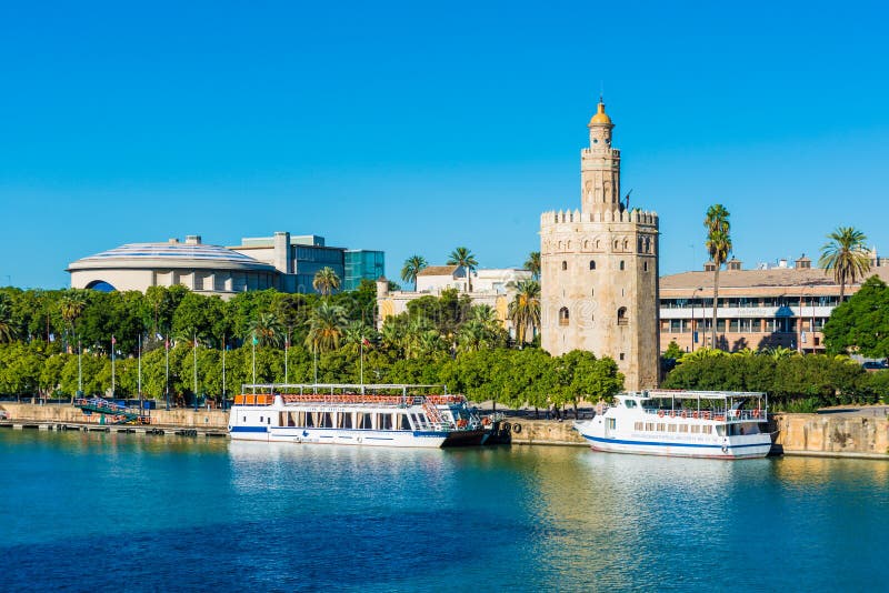 De Torre del Oro toren in Sevilla, Spanje royalty-vrije stock afbeeldingen De Torre del Oro toren in Sevilla, Spanje royalty-vrije stock afbeeldingen
