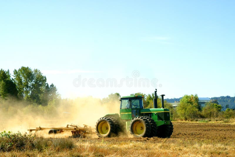 De tractor van het landbouwbedrijf royalty-vrije stock foto De tractor van het landbouwbedrijf royalty-vrije stock foto