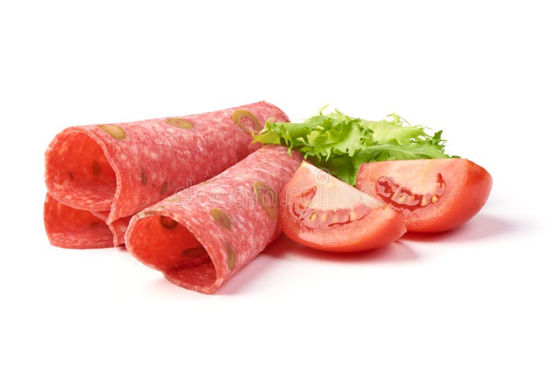 De traditionele die plakkensalami rookte worst, met groene die olijf wordt gecombineerd, op witte achtergrond wordt ge?soleerd stock foto De traditionele die plakkensalami rookte worst, met groene die olijf wordt gecombineerd, op witte achtergrond wordt ge?soleerd stock foto